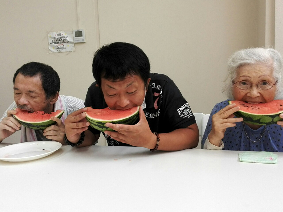 「スイカ早食い選手権」